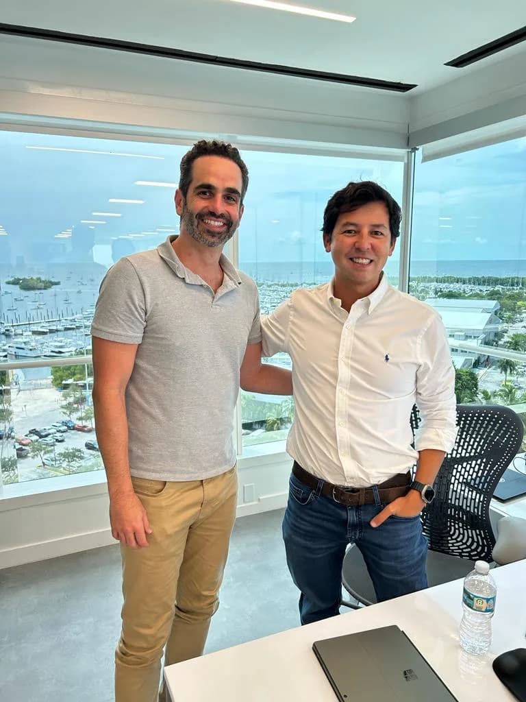 No escritório da Avenue, em Miami, Com Roberto Lee, fundador da Avenue Securities